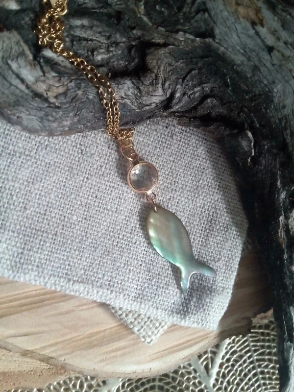 Collier poisson en nacre naturelle et connecteur en cristal de quartz – photo 2